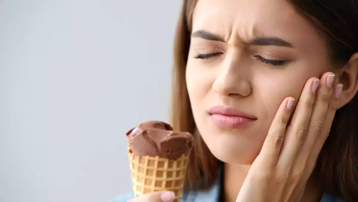 Denti sensibili al freddo: come scegliere consigli naturali efficaci e provarli per lenire il dolore