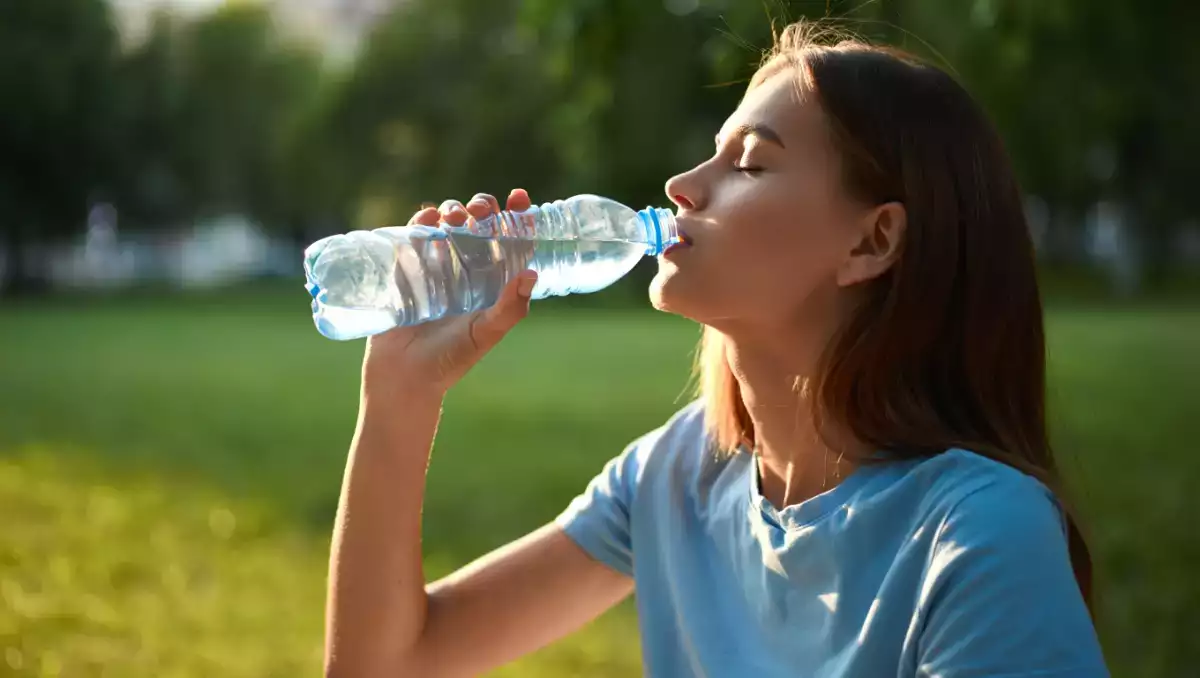 È sicuro riutilizzare ogni giorno le bottiglie di plastica? Cosa controllare prima di riempirle
