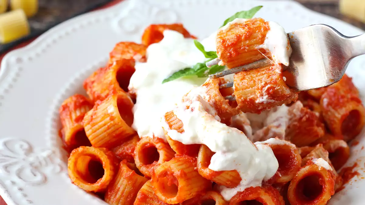 Non è la salsa: il tocco finale che trasforma una semplice pasta al pomodoro in un piatto memorabile