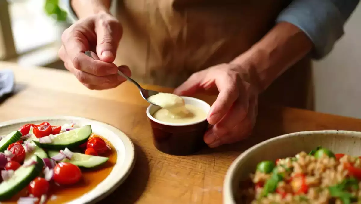 Menu vegetariano, 25 giugno: freschezza estiva con cetrioli, farro e dolci ciliegini