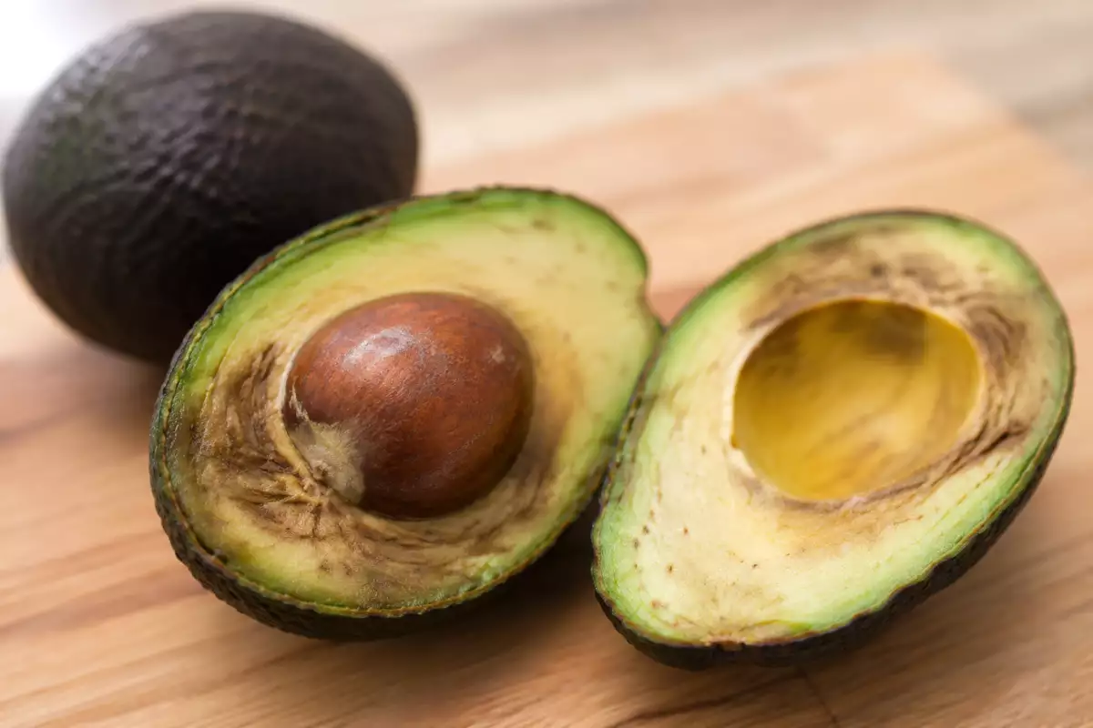 Avocado diventato marrone dentro? Prima di buttarlo leggi cosa significa davvero