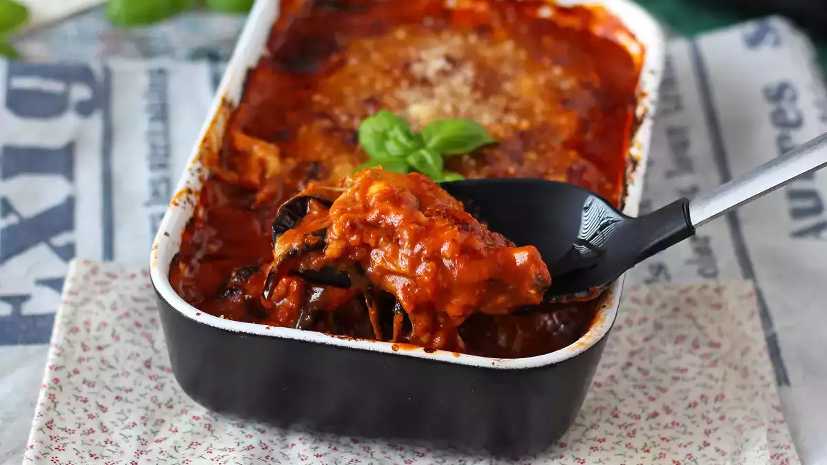 Parmigiana: la preferisci calda o fredda? Il dilemma estivo che scatena discussioni a tavola