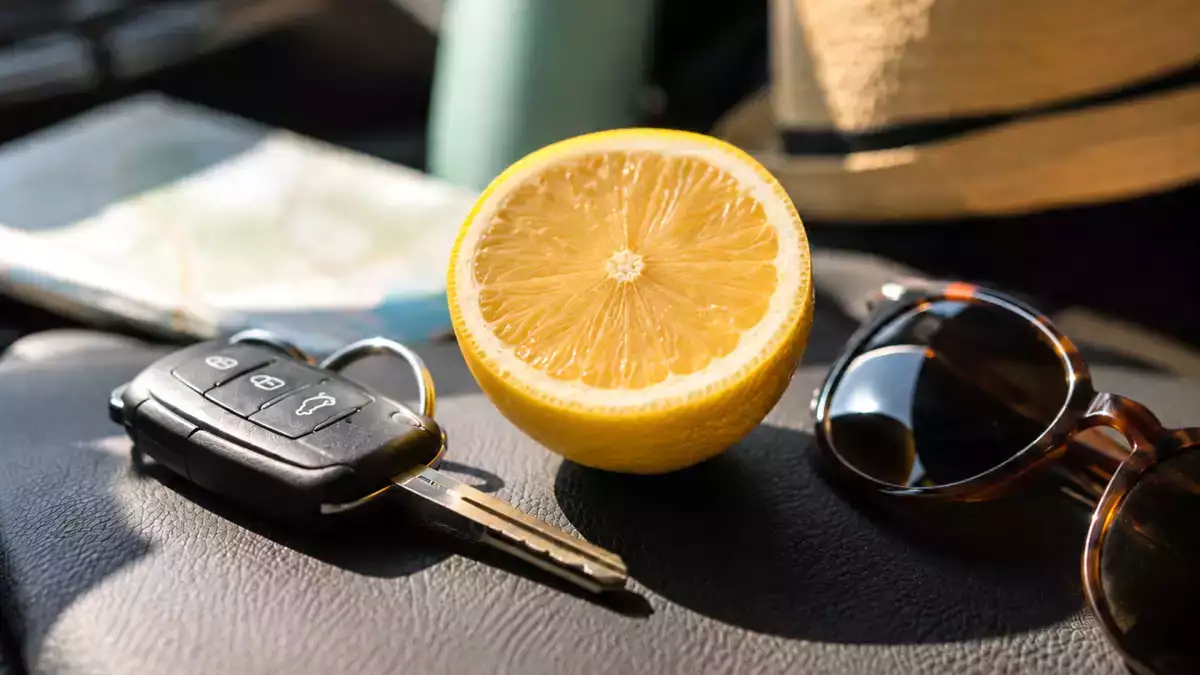 Mal d’auto in viaggio, l’odore di limone può davvero aiutare: quando usarlo e perché funziona