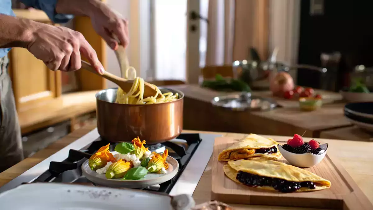 Menu vegetariano, 3 luglio: torta salata estiva, spaghetti verdi e dolci empanadillas ai frutti di bosco