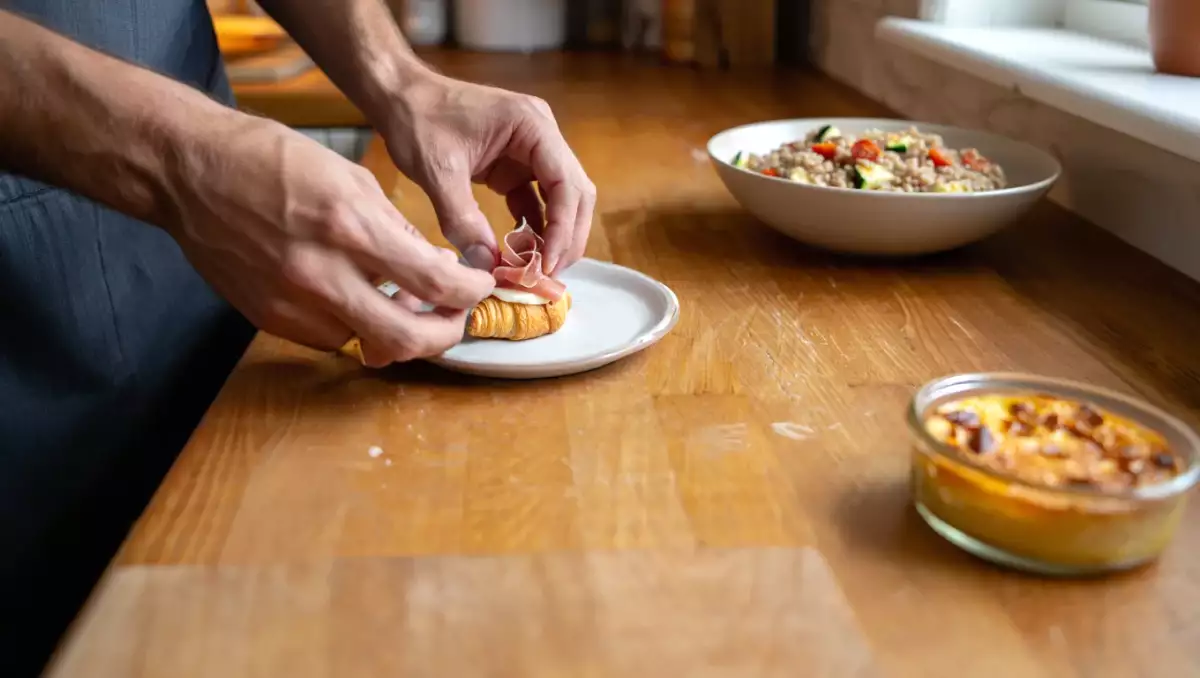 Menu del giorno, 8 luglio: mini croissants prosciutto e formaggio, un'insalata di farro cremosa e un clafoutis di albicocche.