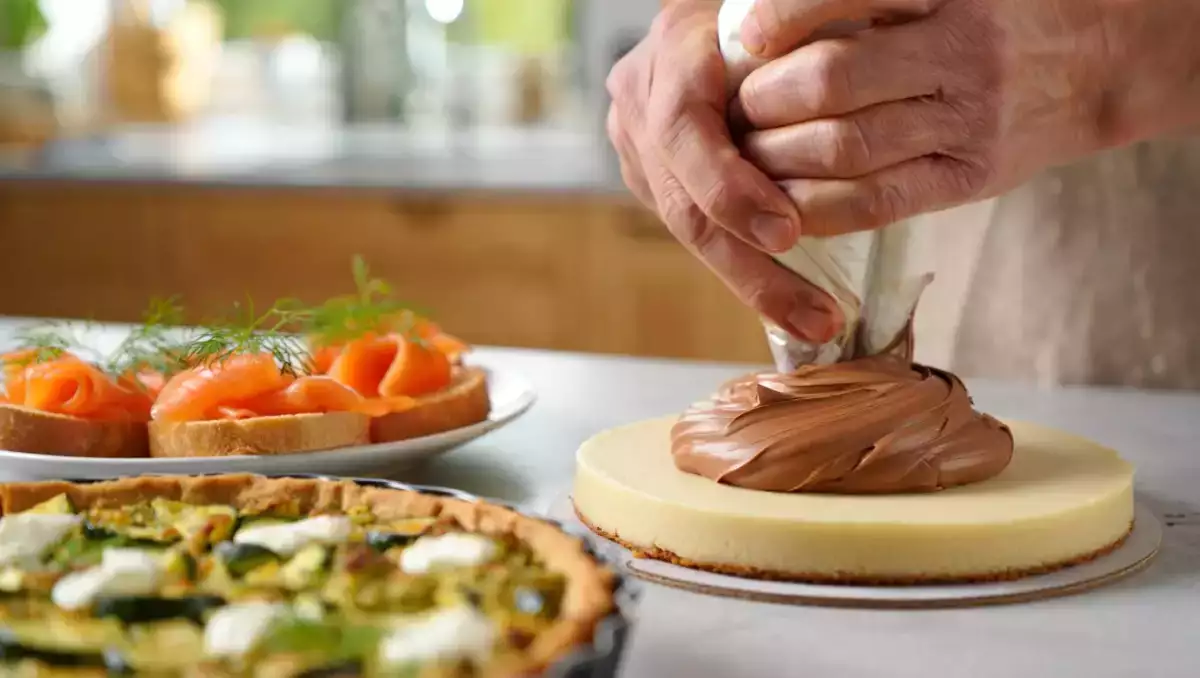 Menu del giorno, 9 luglio: un viaggio tra sapori con bignè al salmone, una torta salata con pesto, zucchine e mozzarella e un fresco dessert