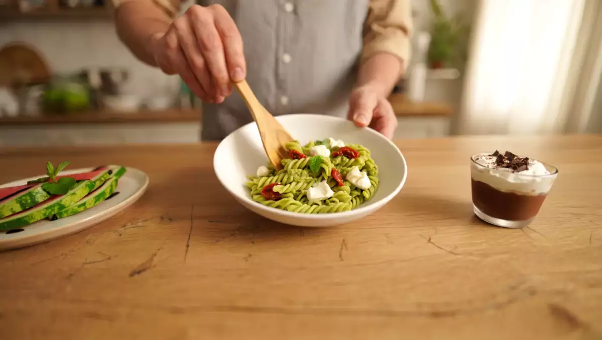 Menu del giorno, 14 luglio: freschezza e gusto con carpaccio di anguria, pasta fredda e dolce al cioccolato