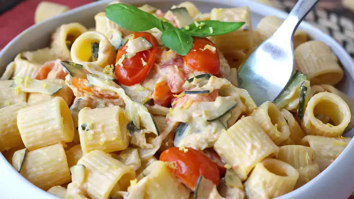 Questa pasta con le zucchine sarà la ricetta che ripeterai tutta l'estate: cremosa, leggera e pronta in pochi minuti!