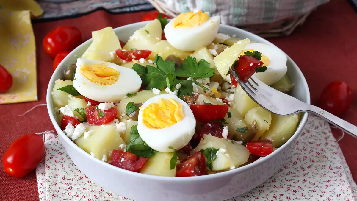 5 insalate di patate veloci e saporite per sorprendere a tavola, pronte in pochi minuti in cucina
