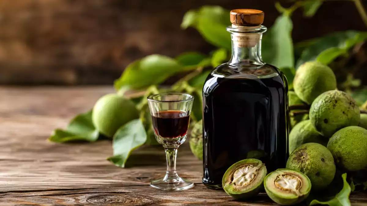 Ricetta nocino: il liquore della nonna che si prepara d’estate ed è perfetto nei giorni freddi