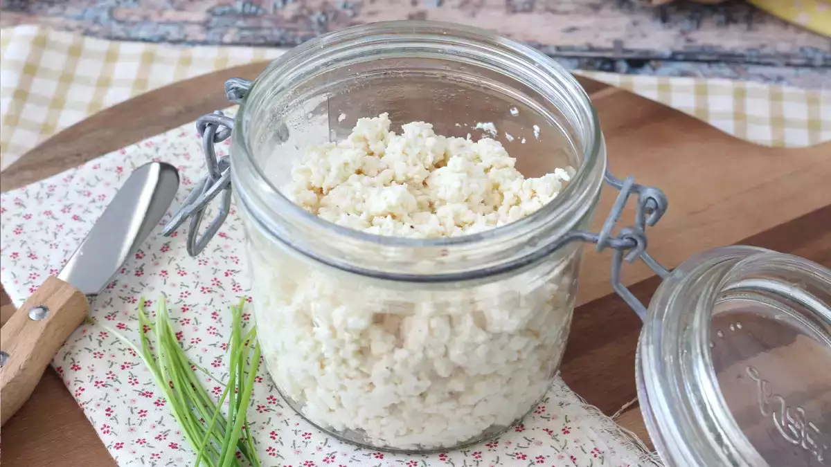 Come preparare fiocchi di latte fatti in casa con 2 ingredienti: ricetta cremosa e a basso costo
