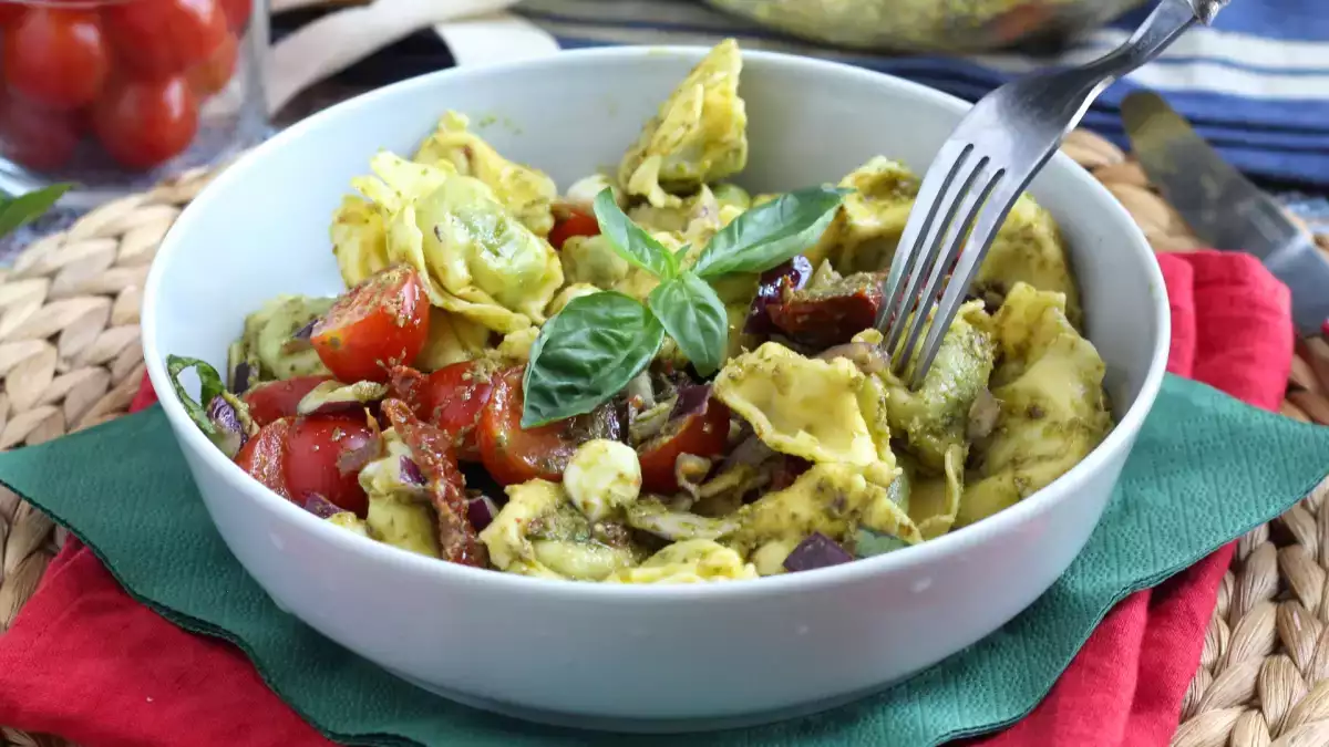 Insalata fredda di tortellini: i puristi storceranno il naso, ma sparisce prima dell’insalata di riso