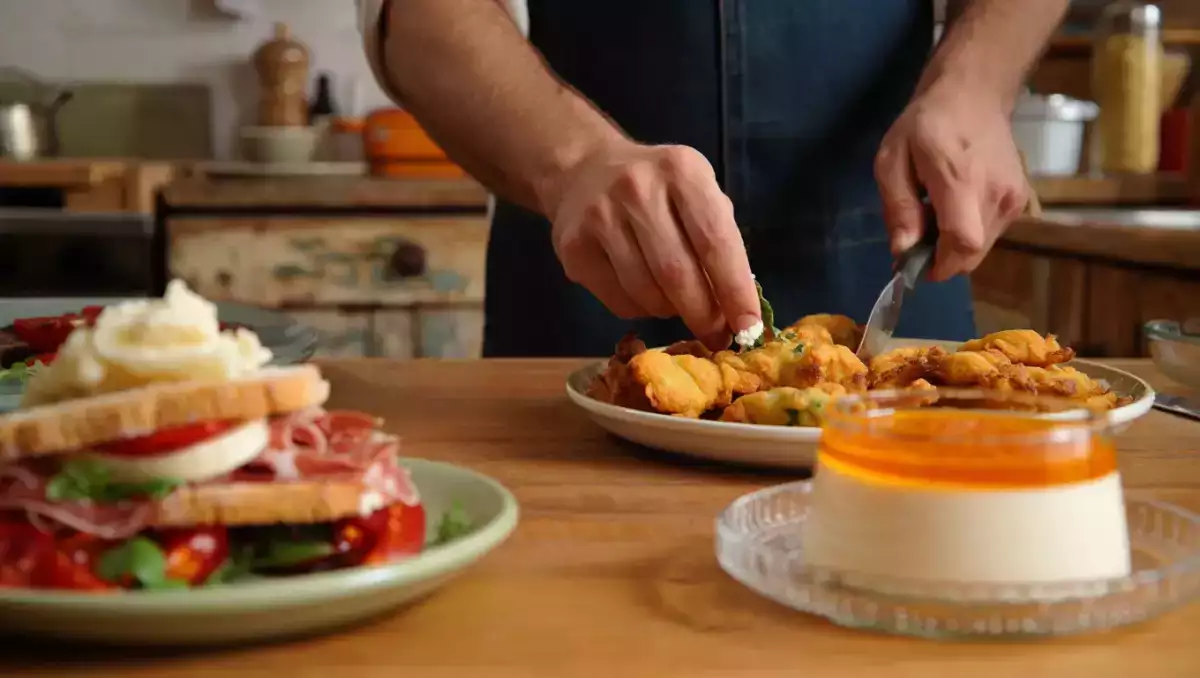 Menu del giorno, 19 luglio: frittelle croccanti, sandwich all'italiana e panna cotta alla vaniglia