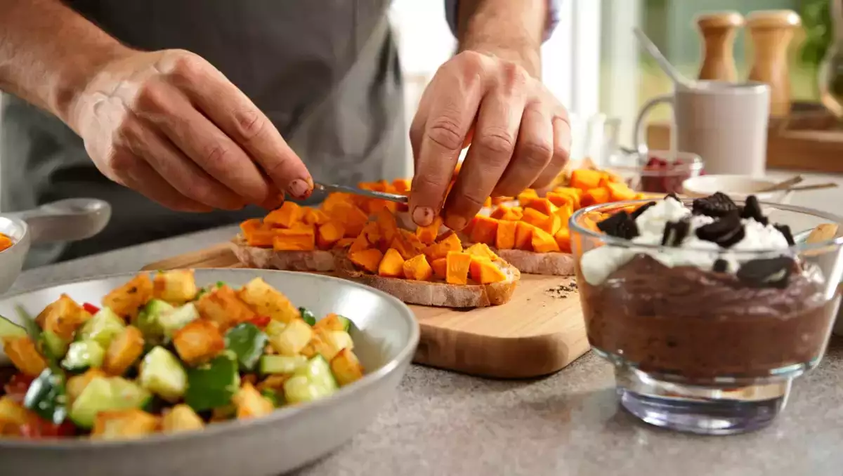 Menu vegetariano, 21 luglio: freschezza e golosità con tartine, insalata e mousse
