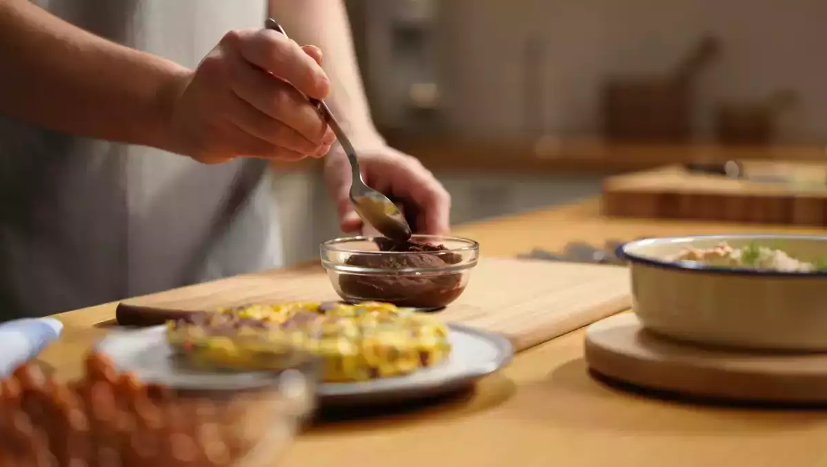 Menu vegetariano, 22 luglio: un viaggio tra sapori con baba ganoush, frittata di fiori di zucca e tiramisù brownie