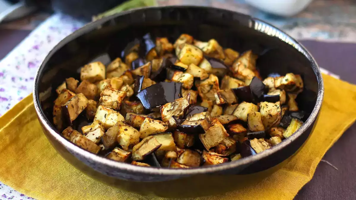 Abbiamo provato le melanzane in friggitrice ad aria: il contorno estivo che davvero salva la cena