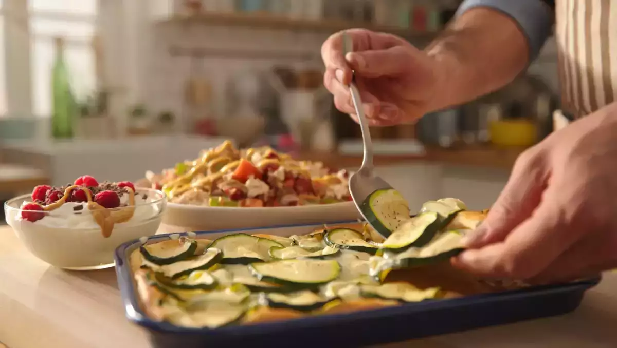 Menu del giorno, 26 luglio: torta salata alle zucchine, frango à brás e skyr bowl