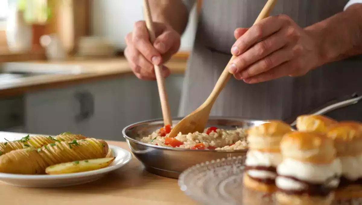 Menu vegetariano, 25 luglio: patate hasselback, risotto della nonna e tiramisù di sfoglia