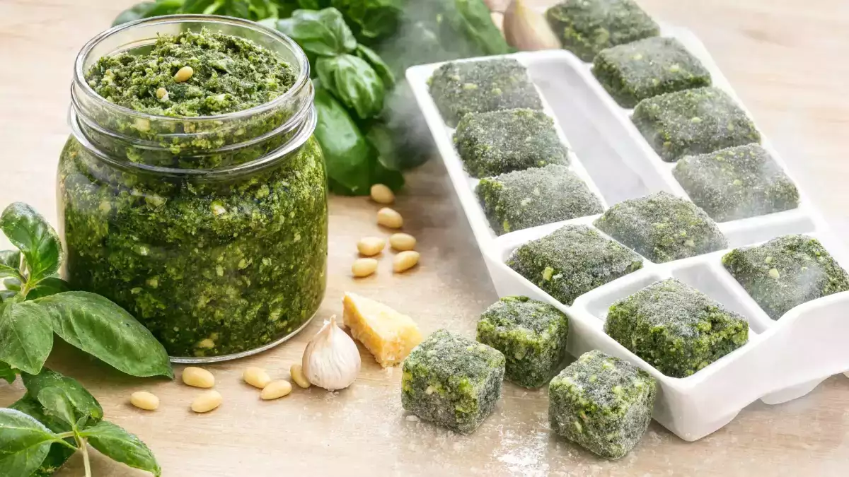 Pesto fatto in estate e congelato per l’inverno: quanto dura davvero e il metodo giusto per non rovinarlo