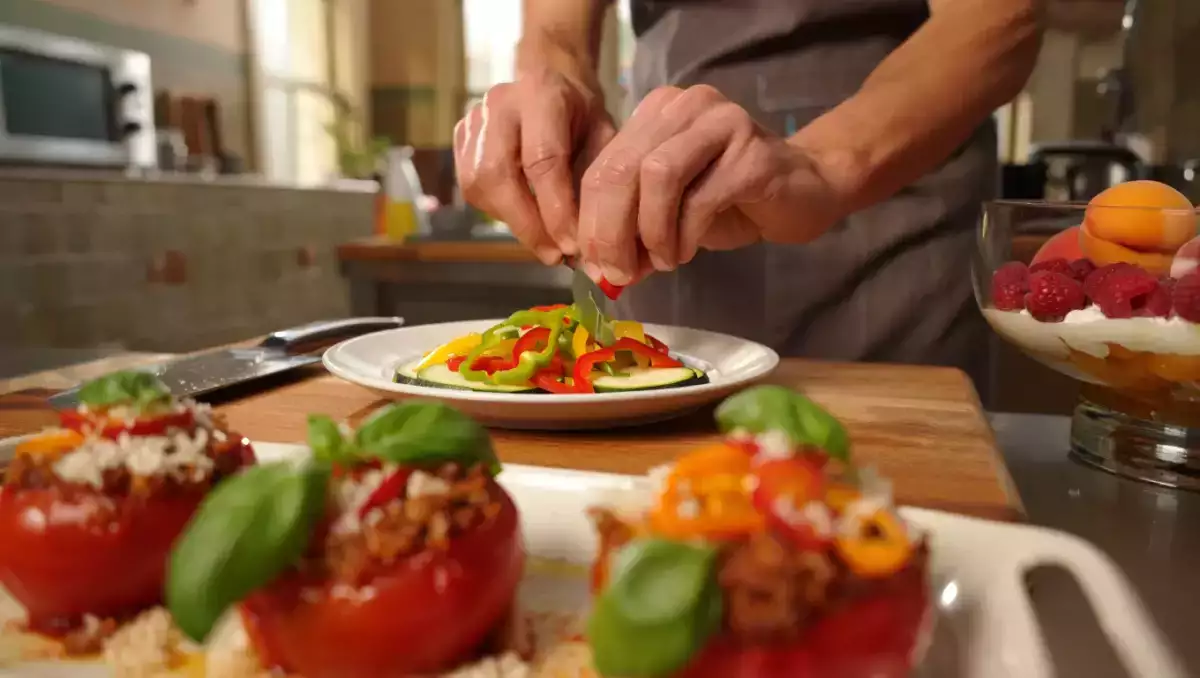 Menu del giorno, 29 luglio: zucchine marinate, pomodori ripieni e macedonia estiva