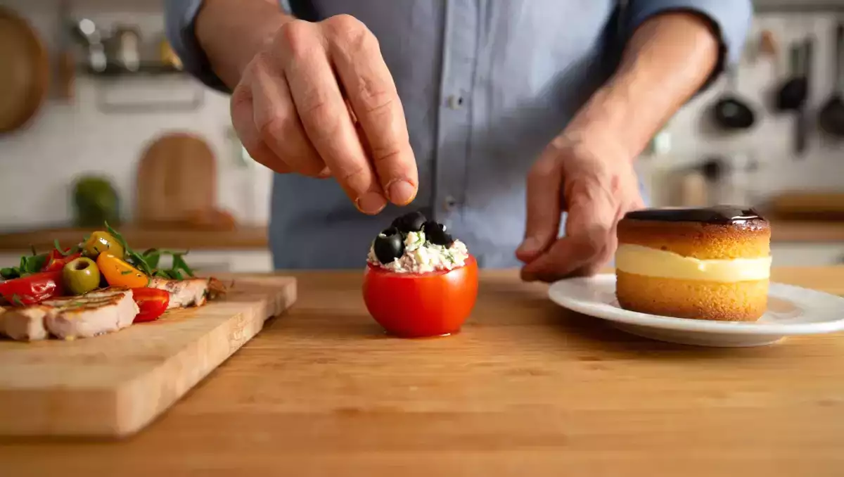 Menu del giorno, 30 luglio: pomodori ripieni, tonno alla spagnola e torta tropézienne