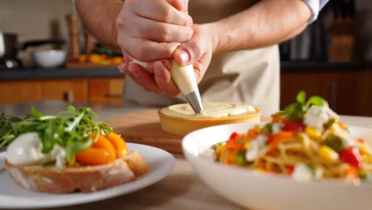 Menu vegetariano, 30 luglio: sapori estivi con bruschette, pasta fredda e crostata di frutti di bosco