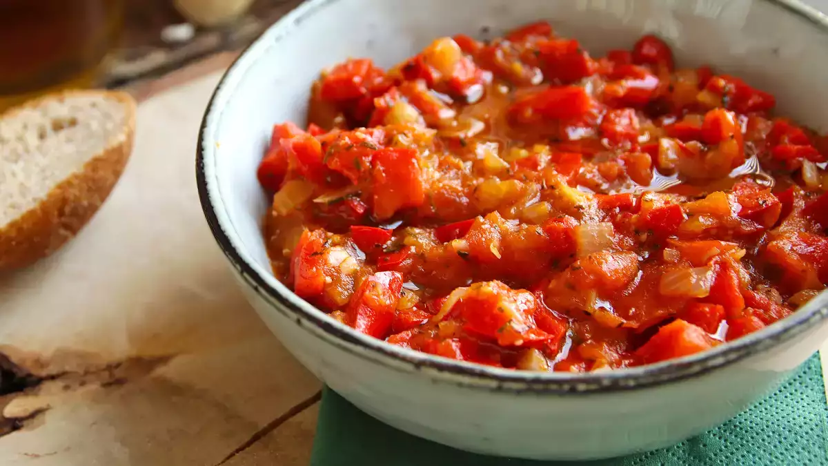 Prepara d'estate la salsa di pomodori e peperoni, congelala: in inverno salverà la pasta e non solo