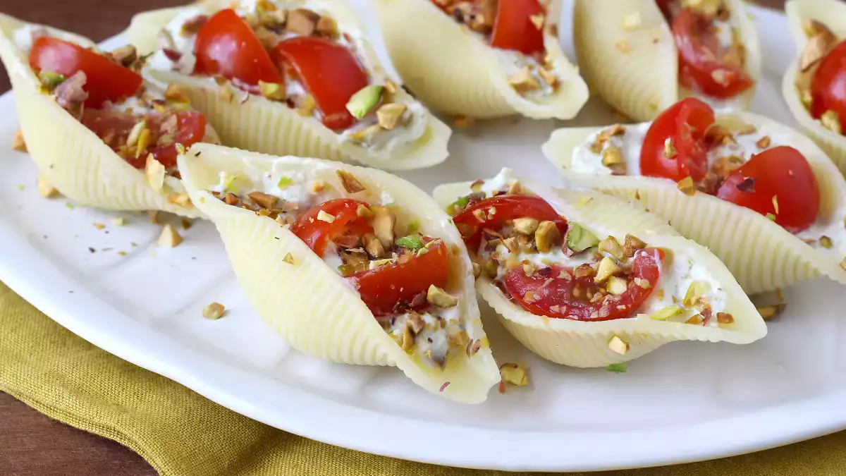 Conchiglioni ripieni freddi per l'estate: cremosi, colorati e pronti a sparire dal piatto in un attimo