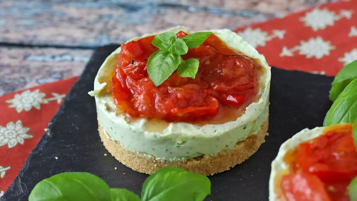 Piccole cheesecake salate monoporzione: fresche, cremose e facili da servire per ogni occasione