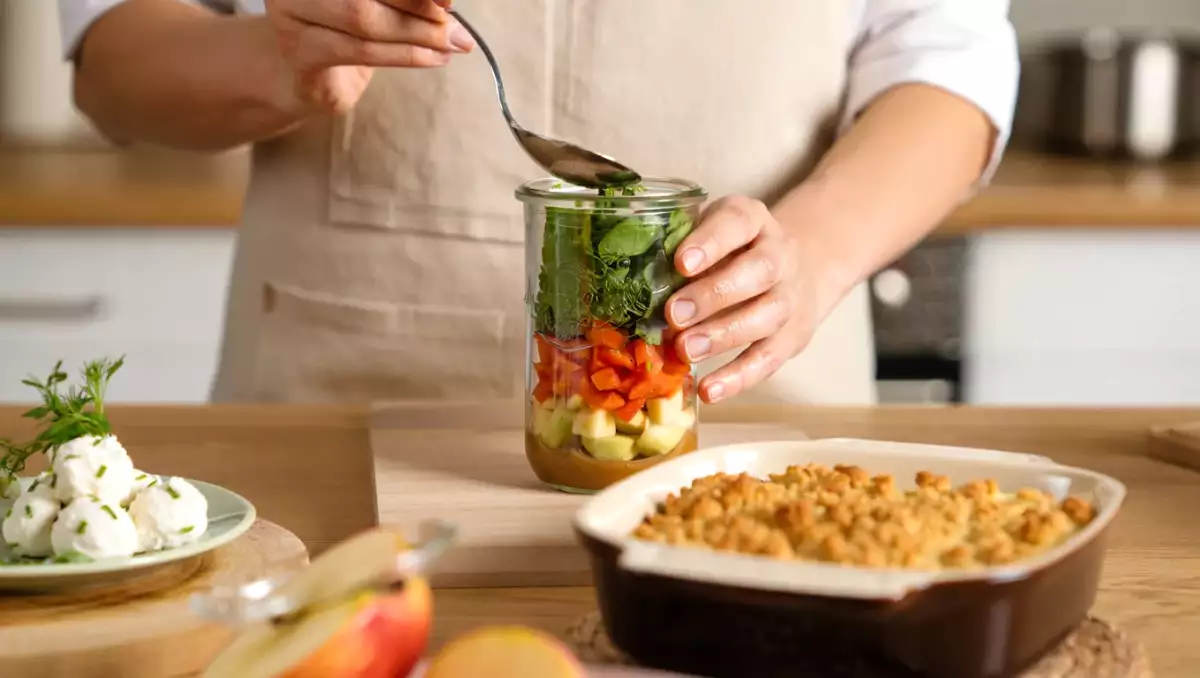 Menu vegetariano, 2 agosto: palline di ricotta, insalata in barattolo e crumble di mele