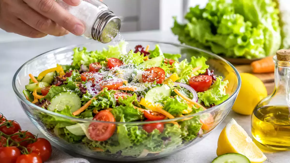 Hai messo troppo sale nell’insalata? Un trucco che la riporta al sapore giusto senza usare acqua
