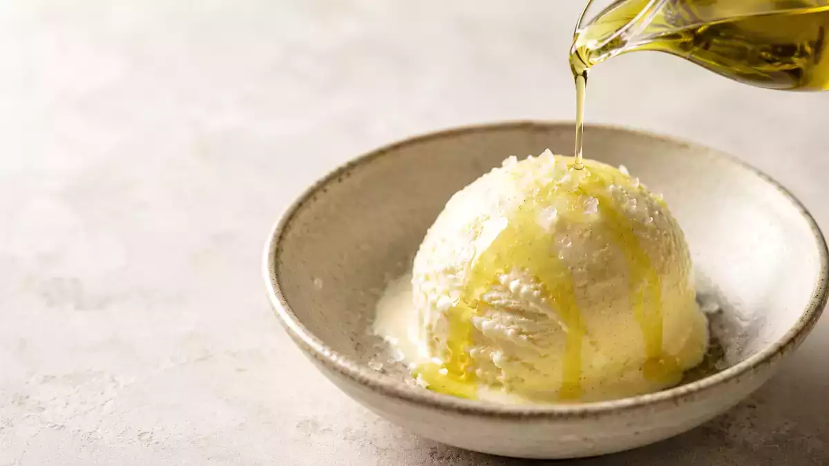 Il trucco di Dua Lipa che in 1 minuto trasforma il gelato alla vaniglia in qualcosa di irresistibile