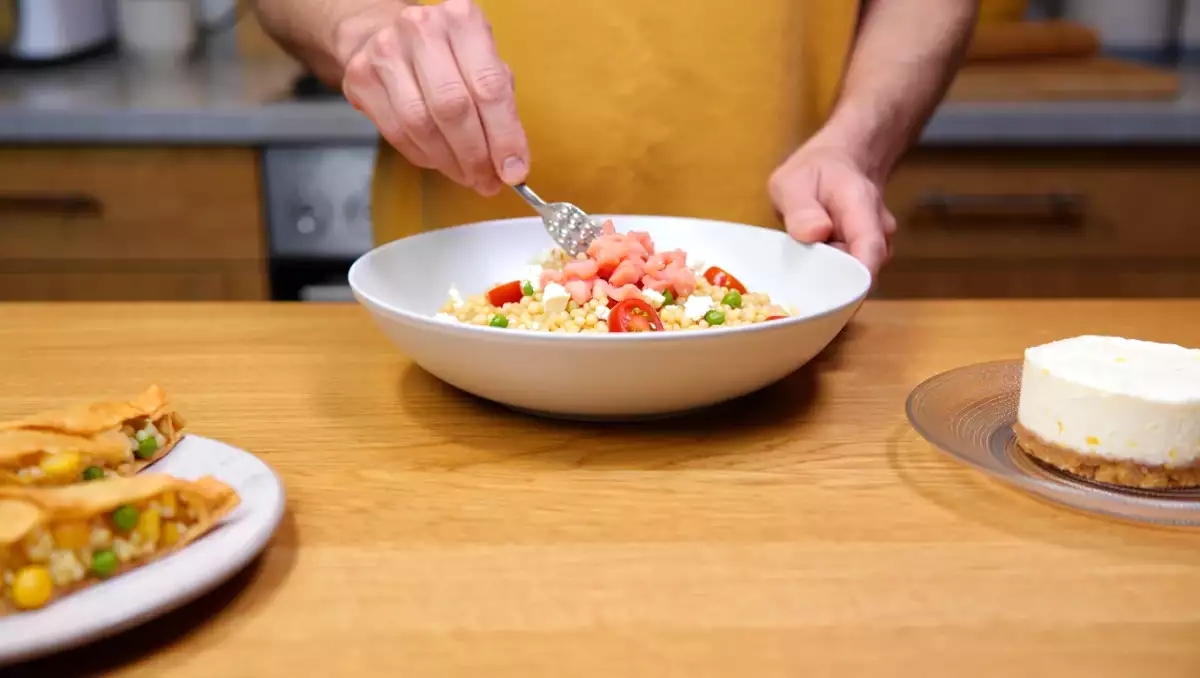 Menu del giorno, 10 agosto: Samosa al curry, insalata di couscous perlato e cheesecake giapponese