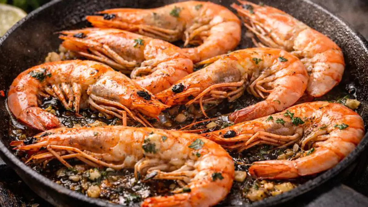 Perché cuocere i gamberi con il guscio trasforma sapore e consistenza più di quanto pensi davvero