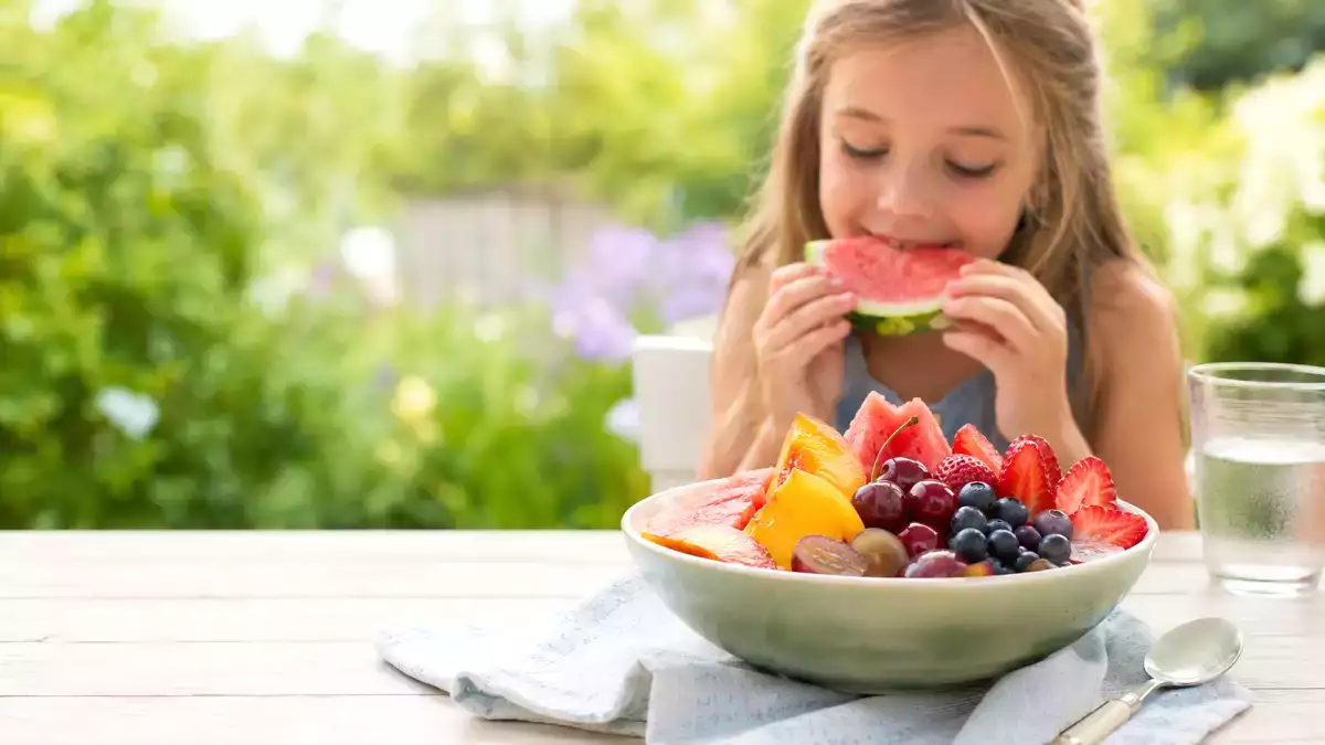 La frutta estiva che aiuta i bambini a ritrovare calma e freschezza
