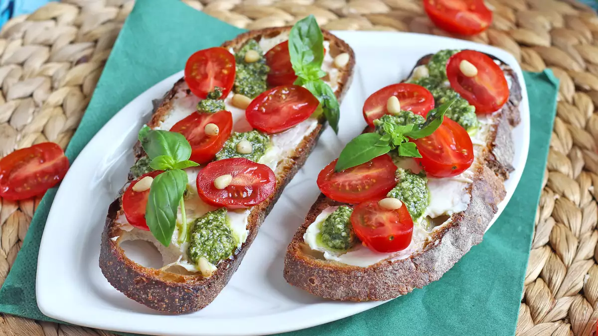 8 bruschette e crostini sfiziosi perfetti per aperitivi, cene conviviali e occasioni speciali
