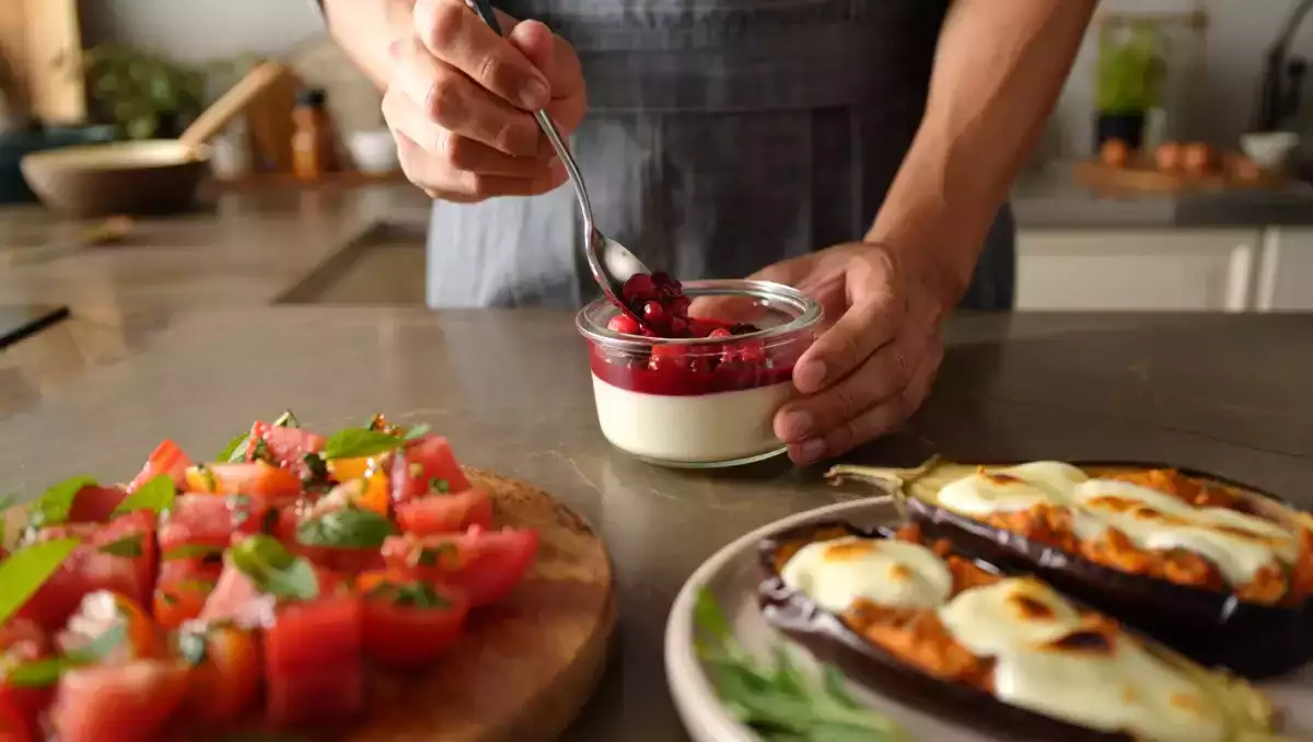 Menu del giorno, 13 agosto: zuppa fredda, melanzane ripiene e panna cotta ai frutti di bosco