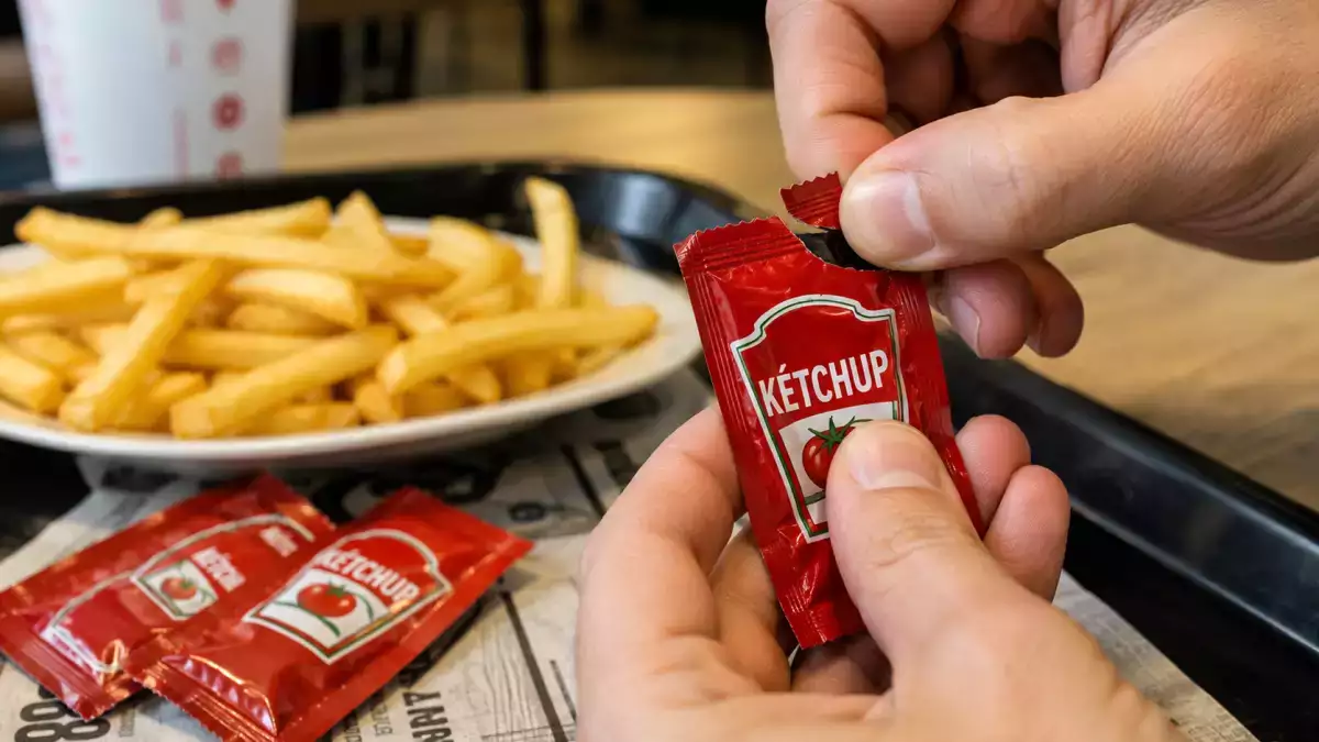 Le bustine di ketchup spariranno dai ristoranti? La verità sulle nuove regole europee