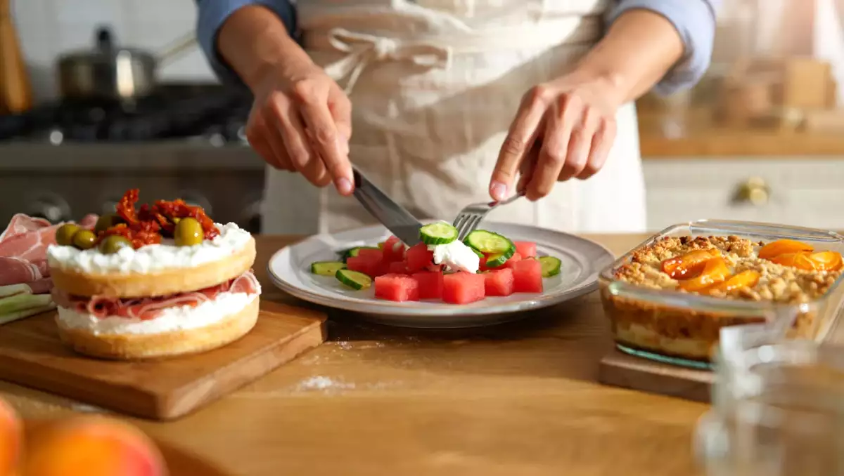 Menu del giorno, 15 agosto: cake salato, insalata estiva e crumble di albicocche