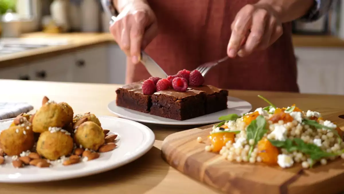 Menu vegetariano, 20 agosto: polpette di tofu, insalata estiva e brownies vegan ai lamponi