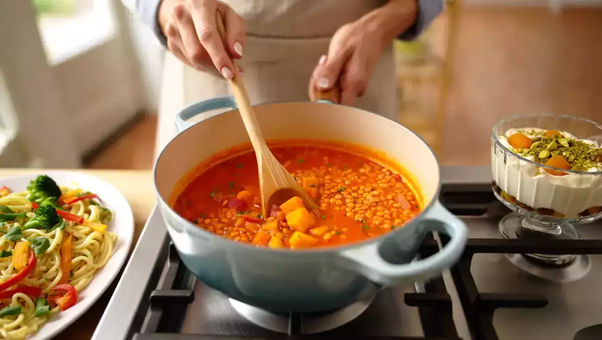 Menu vegetariano, 22 agosto: un viaggio di sapori con zuppa speziata, pasta fresca e tiramisù estivo