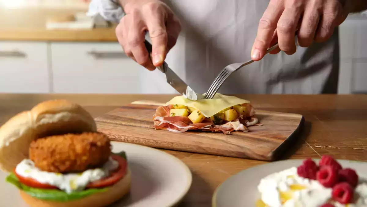 Menu del giorno, 19 agosto: millefoglie di grano saraceno, hamburger di pollo e gelato ai lamponi