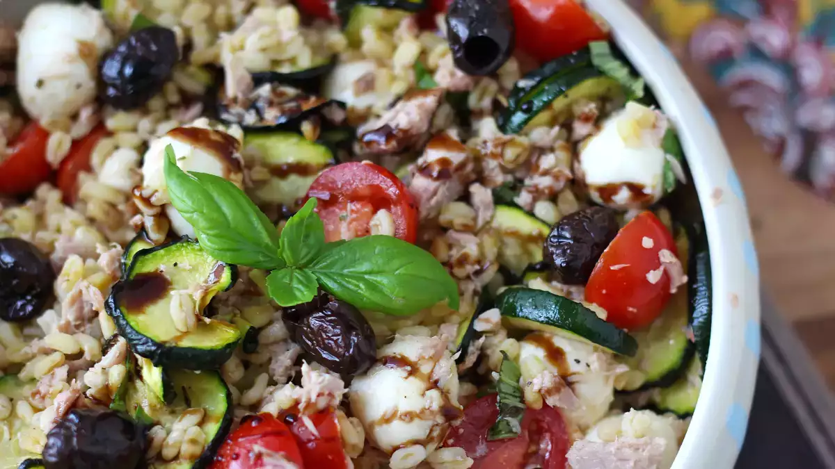 28 insalate complete che saziano davvero: idee fresche e veloci per pranzo e cena ogni giorno