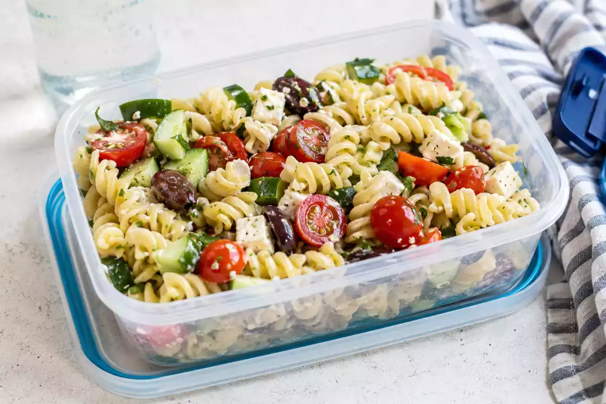 Il trucco per la pasta fredda nel portapranzo: il gesto che la conserva separata fino a pranzo