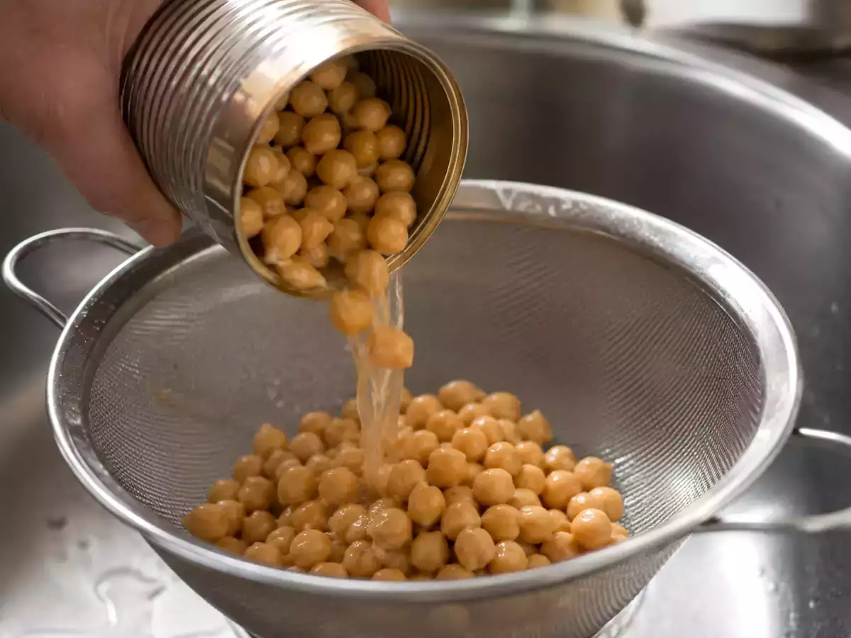 Ceci in scatola, sciacquarli o tenere il liquido? Ecco quando conviene scegliere l'una o l'altra
