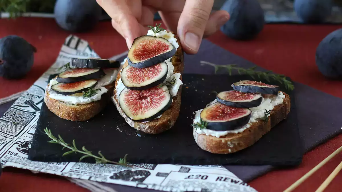 Bruschetta con fichi, miele e formaggio fresco: il mix cremoso e croccante che conquista l'aperitivo