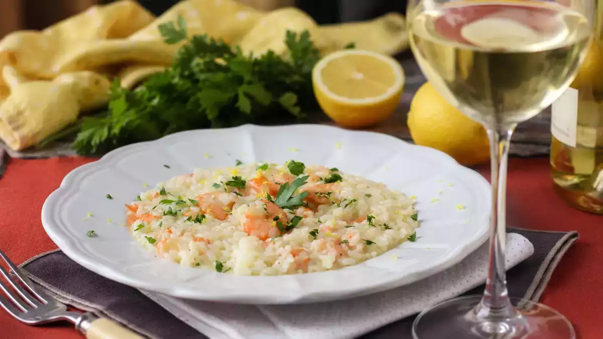 Scopri i vini bianchi ideali per il risotto ai gamberi: consigli per esaltare ogni boccone