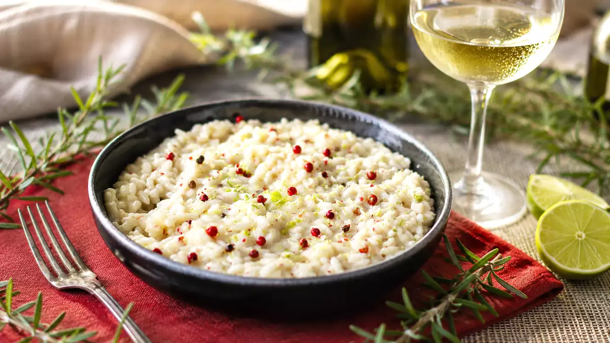 Scopri vini e bevande da abbinare al risotto al lime e pepe rosa per esaltare freschezza e cremosità
