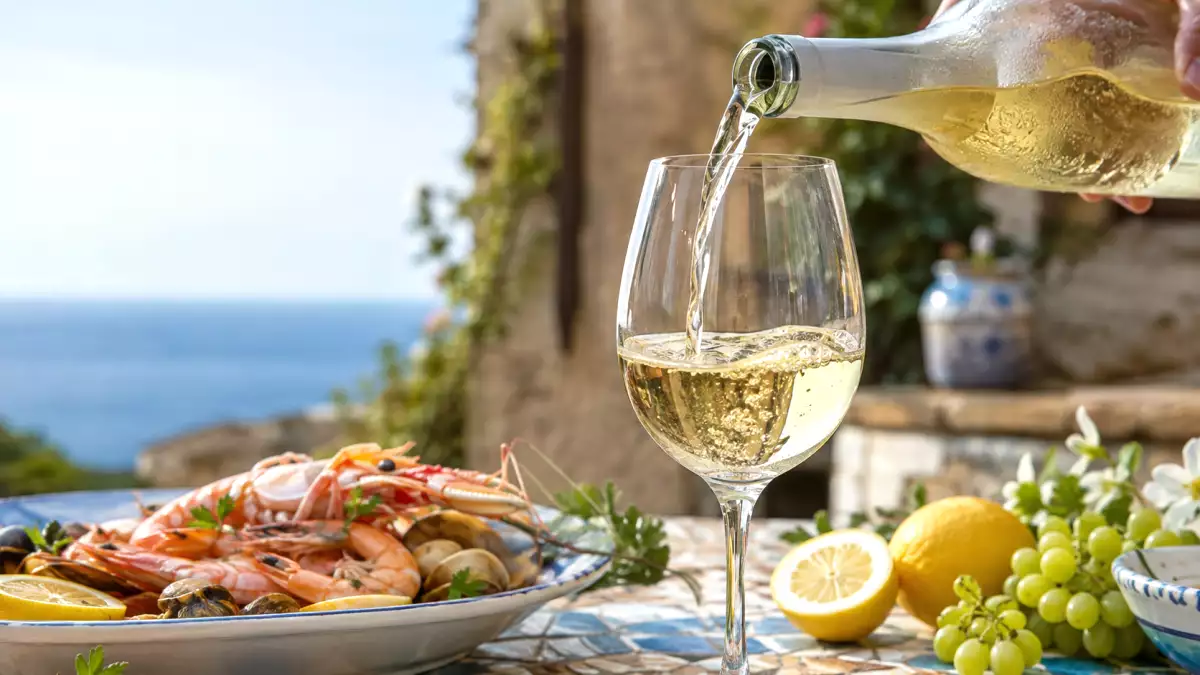 Grillo: scopri che vino è, le differenze principali e come abbinarlo per valorizzarlo in tavola