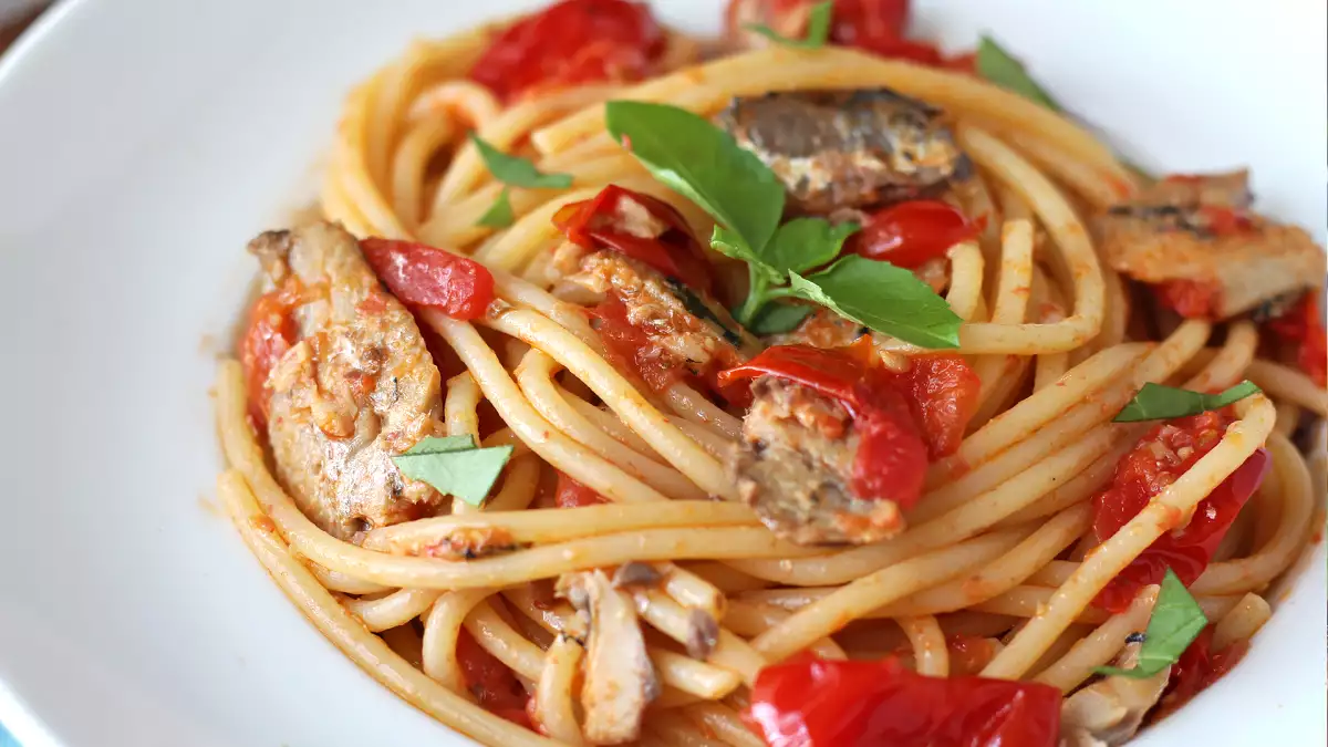 Cena veloce con pesce in scatola: 8 ricette furbe che sembrano fatte con ingredienti freschi